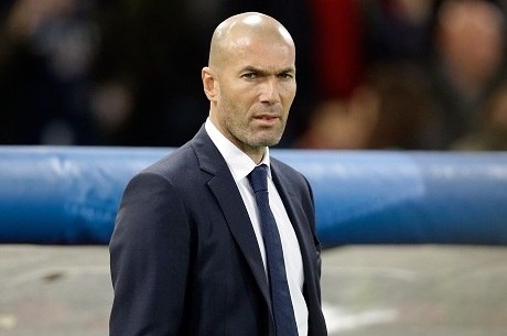 Zidane rasga a calça durante jogo