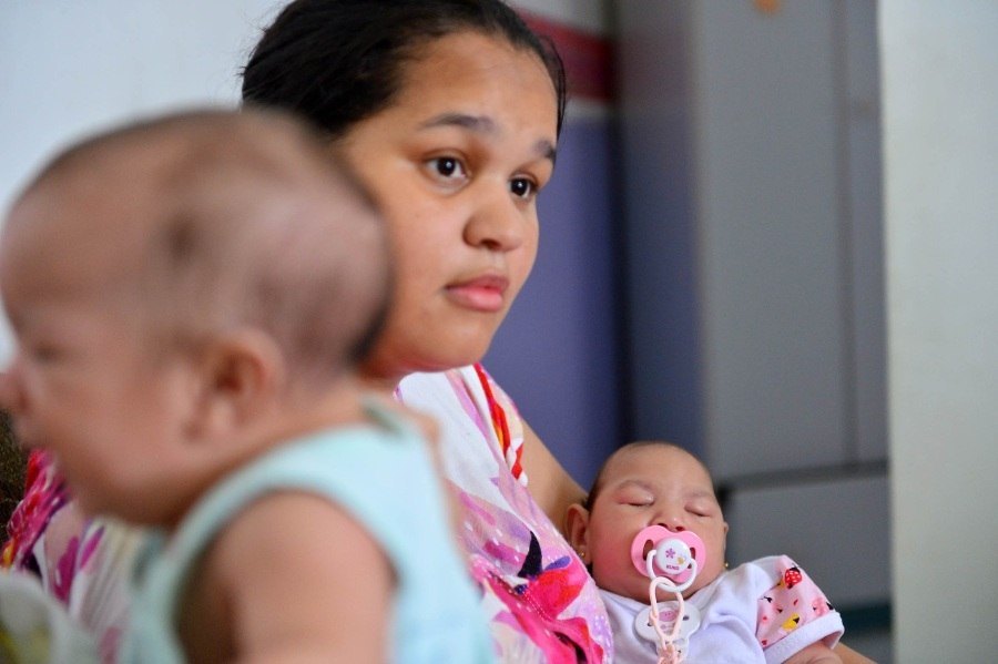 Mãe De Gêmeos Em Que Um Tem Microcefalia Diz Tem Dia Que Fico Pensando Por Que Um Teve E Outro 6715