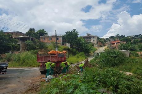 Em Ribeirão das Neves, detentos estão trabalhando na limpeza de algumas ruas das regiões com mais casos de dengue