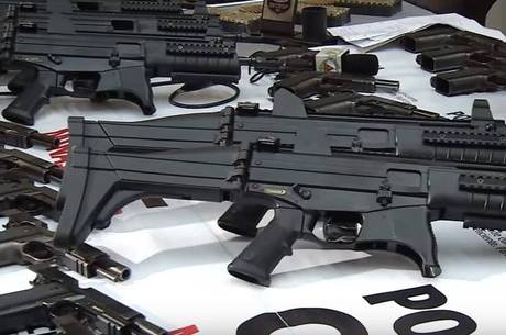 Promotor destaca que menor valor da arma nacional no exterior faz com que traficantes comprem lá fora e voltem com material ilegal pela fronteira Promotor destaca que menor valor da arma nacional no exterior faz com que traficantes comprem lá fora e voltem com material ilegal pela fronteira