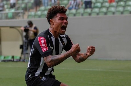 Estreante Júnior Urso comemora seu gol no Independência