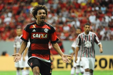 Willian Arão comemora o primeiro gol do Flamengo no clássico