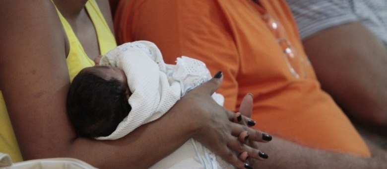 Mãe aguarda consulta no CRIE (Centro de Referencia dos Imunobiológicos Especiais) do Hospital Oswaldo Cruz, em Santo Amaro, região central do Recife, sobre o caso de microcefalia
