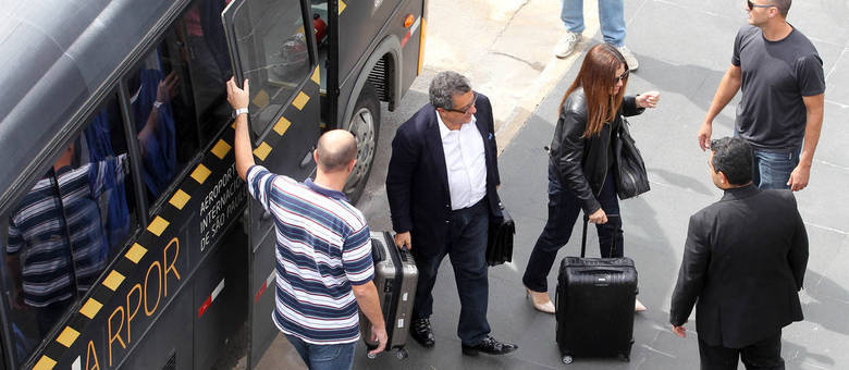 Publicitário João Santana desembarca em área reservada no Aeroporto de Guarulhos, em São Paulo Publicitário João Santana desembarca em área reservada no Aeroporto de Guarulhos, em São Paulo