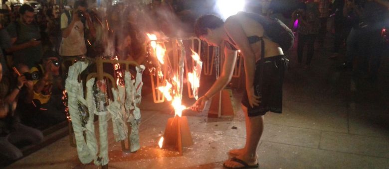 Os manifestantes atearam fogo em catracas durante protesto alternativo do Movimento Passe Livre
