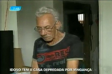 Sebastião Adriano Naves Assis, de 70 anos, está com medo de continuar morando sozinho em Lavras (MG)