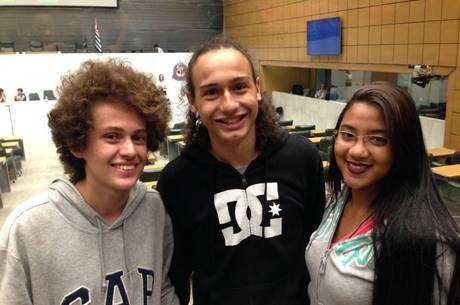 Os estudantes Raul Santos, Marcos Galegari e Luanda Tainá