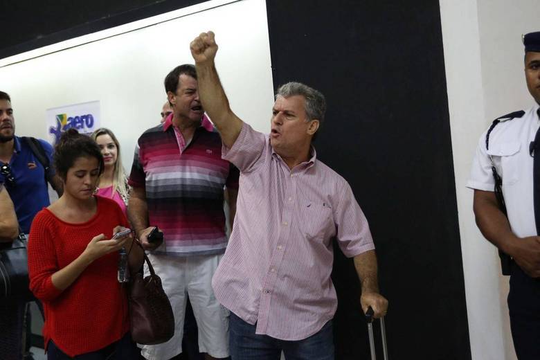 Massagem facial contra dobras depois de 50 anos