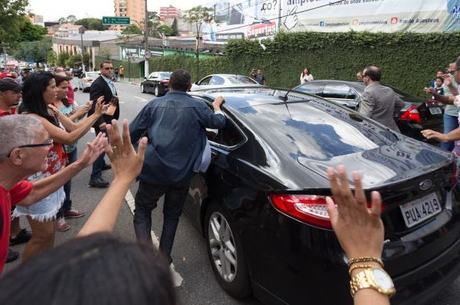 Minutos antes de ir embora, Dilma desceu até o hall de entrada do prédio e acenou para a vigília