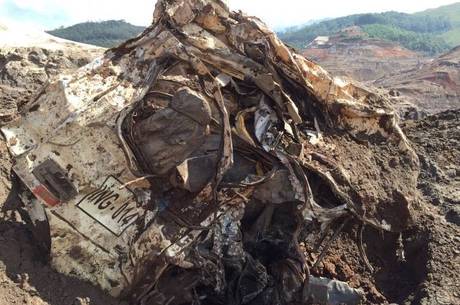 Corpo foi achado a 800 m da área do rompimento da barragem; caminhão ficou totalmente destruído Corpo foi achado a 800 m da área do rompimento da barragem; caminhão ficou totalmente destruído