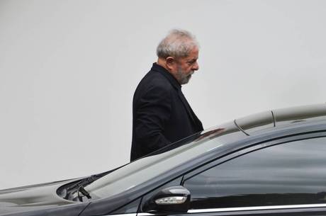 Lula foi acusado por lavagem de dinheiro e falsidade ideológica Lula foi acusado por lavagem de dinheiro e falsidade ideológica