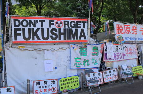 Cartaz com a frase "Não esqueçam Fukushima" remete ao desastre nuclear de 2011 Cartaz com a frase "Não esqueçam Fukushima" remete ao desastre nuclear de 2011