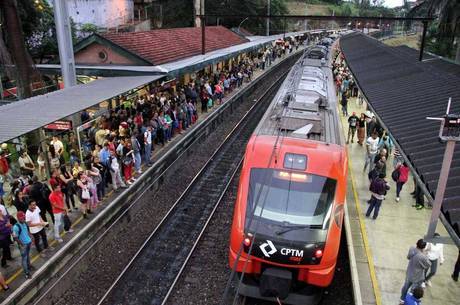Passageiros que tentaram embarcar em trens da Linha 7-Rubi, da CPTM, em Jundiaí, amargaram horas de espera Passageiros que tentaram embarcar em trens da Linha 7-Rubi, da CPTM, em Jundiaí, amargaram horas de espera