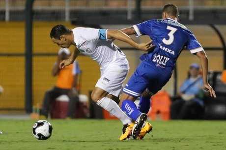 Ricardo Oliveira teve trabalho com a marcação do adversário