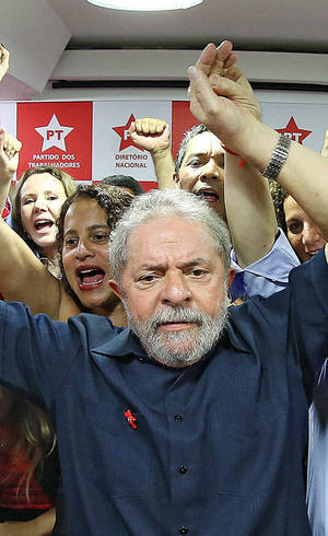 Depois de ser interrogado, no dia 4, Lula foi até a sede do PT em São Paulo