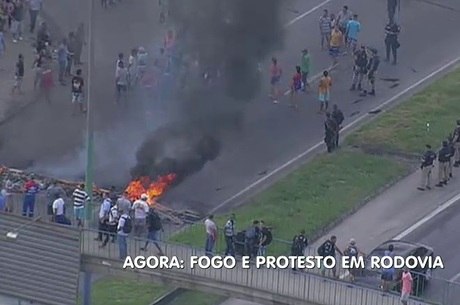 Manifestantes ateiam fogo em pneus na Rodovia Washington Luís
