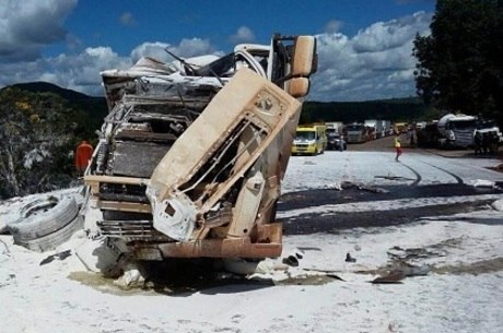 Frente de um dos veículos ficou destruída
