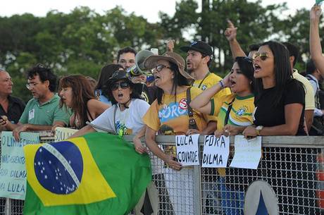 Manifestantes protestam contra Lula na Esplanada dos Ministérios Manifestantes protestam contra Lula na Esplanada dos Ministérios