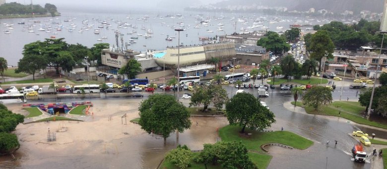O bairro de Botafogo foi um dos mais afetados pelas fortes chuvas na tarde desta quarta-feira (16) na capital