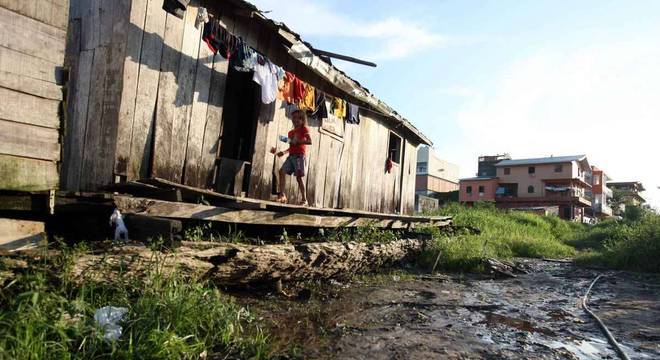 O saneamento básico é uma necessidade nas favelas em todo o país O saneamento básico é uma necessidade nas favelas em todo o país