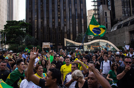 Manifestação toma a avenida Paulista, em SP, contra posse de Lula