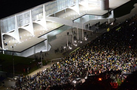 Na noite desta quarta-feira, cerca de 2 mil manifestantes protestaram em frente ao Palácio do Planalto