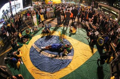 Manifestantes passaram a noite na avenida Paulista, centro de SP