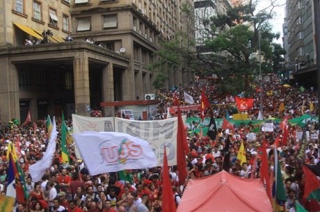 Manifestantes se reúnem na Esquina Democrática, no centro de Porto Alegre (RS)