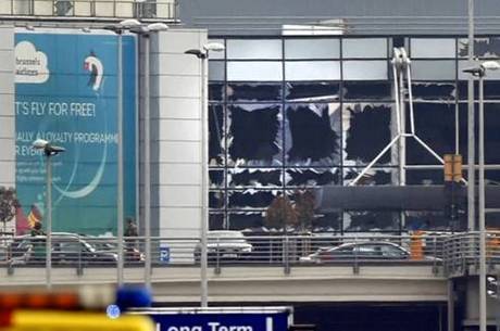 Imagem mostra janelas do aeroporto de Bruxelas destruídas
Imagem mostra janelas do aeroporto de Bruxelas destruídas