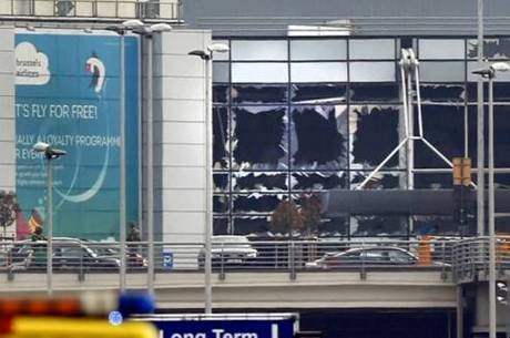 Imagem mostra janelas do aeroporto de Bruxelas destruídas 
