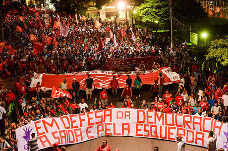 Manifestantes estão marchando até a Rede Globo Manifestantes estão marchando até a Rede Globo