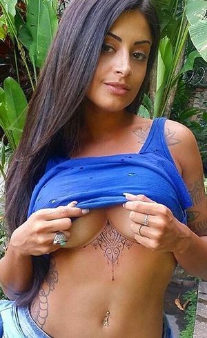 Aline Riscado mostrando a nova tatuagem