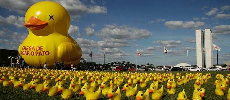 O boneco inflável gigante é constantemente usado em São Paulo durante os protestos anti governo O boneco inflável gigante é constantemente usado em São Paulo durante os protestos anti governo