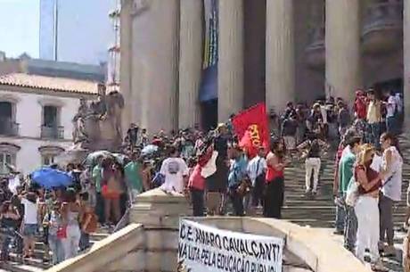 Professores da rede estadual mantêm greve e protestam na ...