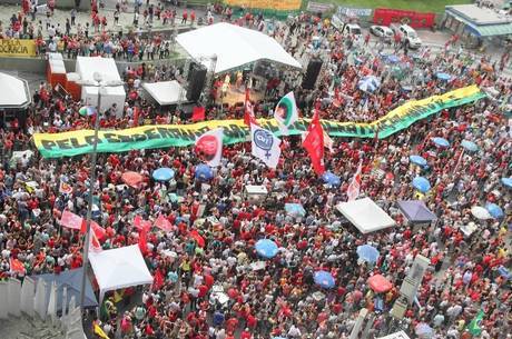 No Rio, ato reúne manifestantes no Largo da Carioca No Rio, ato reúne manifestantes no Largo da Carioca