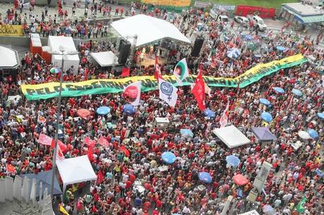 No Rio, ato reúne manifestantes no Largo da Carioca