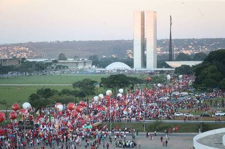No DF, passeata que partiu do Mané Garrincha chega ao Congresso No DF, passeata que partiu do Mané Garrincha chega ao Congresso