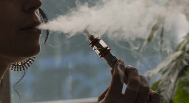 O cigarro eletrônico é proibido no Brasil, mas é vendido ilegalmente na internet