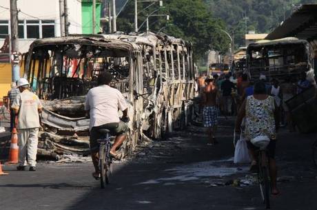 Ônibus foram incendiados em protesto após morte de menino