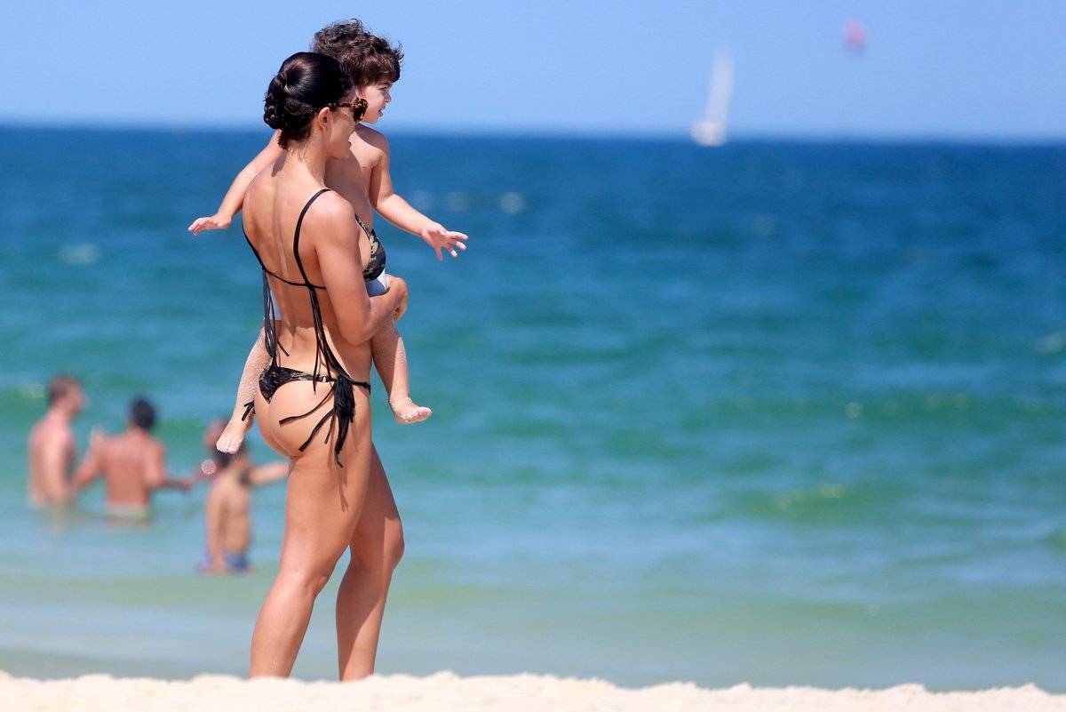 Juliana Paes exibe boa forma em tarde de praia com a família – R7  Entretenimento