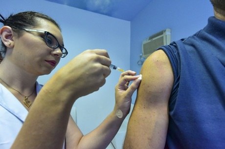  Moradores de São José dos Campos, no Vale do Paraíba (SP), recebem vacina contra gripe H1N1 em clínica particular da Avenida Anchieta, na zona central da cidade, no início da manhã desta quarta-feira (6)
