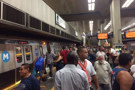 Passageira ficou com o seio preso na porta por 10 minutos