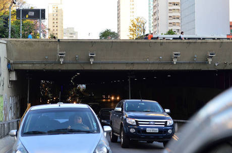 Multas serão reajustadas para os motoristas que utilizarem o celular no volante e dirigirem embriagados, por exemplo Multas serão reajustadas para os motoristas que utilizarem o celular no volante e dirigirem embriagados, por exemplo