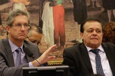 Maioria dos deputados defendeu o parecer de Jovair Arantes (à dir.),  que sugeriu o prosseguimento do impeachment