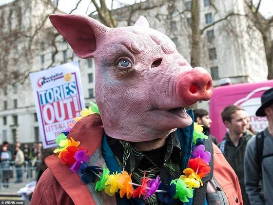 Alguns manifestantes seguravam cartazes com as frases 'Ele deve sair' ou 'Desafio ao poder conservador', enquanto outros usavam máscaras de porco e mostravam montagens do chefe de governo com um nariz de suíno