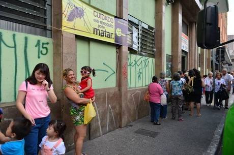 Cristal está no colo da mãe à espera de entrar em UBS Cristal está no colo da mãe à espera de entrar em UBS
