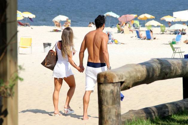 The Rock Brasileiro dando pinta na praia do Recreio #shorts 