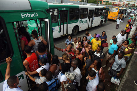 Movimentação no ponto de ônibus em frente ao Hospital Sarah, na Avenida Luis Viana Filho, em Salvador (BA), na manhã desta sexta. Rodoviários da capital baiana realizaram uma paralisação de quatro horas em protesto contra o processo de impeachment da presidente Dilma Rousseff