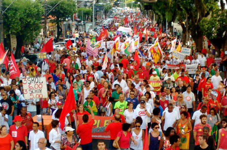 À tarde, ato da Frente Brasil Popular e a Frente Povo Sem Medo contra o processo de impeachment reuniu cerca de 20 mil pessoas