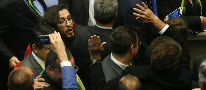 Deputado Jean Wyllys cospe em Jair Bolsonaro - Notícias ...